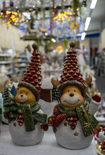 Miś/Renifer ceramiczny LED biały, czerwona czapa choinka 36cm