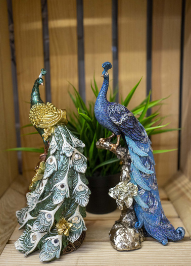 Figurka Paw zielony złote skrzydła brokat na brązowym konarze 28,5x15,5x10cm