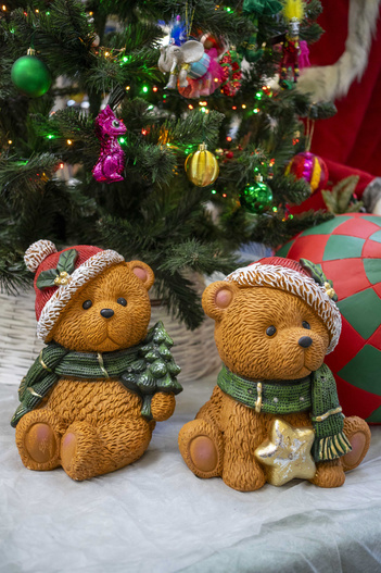 Miś ceramiczny LED brąz siedzący ze złotą gwiazdką, zielony szalik 30cm