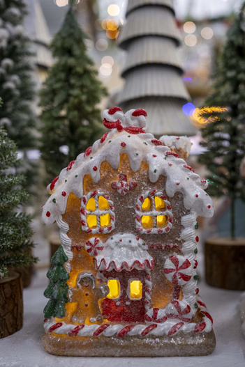 Domek LED z piernika brązowy śnieżony, ciastek, lizak 17cm