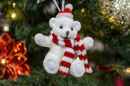 Zawieszka Miś biały w czerwonym szaliczku i czapce 9,5cm 4 wzory