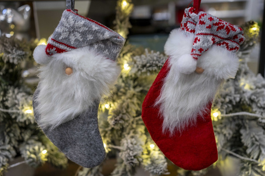 Skarpeta na prezenty ze skrzatem czerwona lub szara