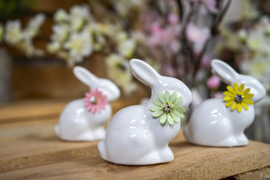 Figurka Króliczek ceramiczny biały z kwiatkiem żółty/zielony/różowy 7x4x7,5 cm