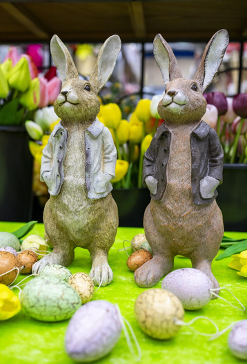 Figurka Zając beżowy szczotkowany w kremowej kurtce 30,5 cm