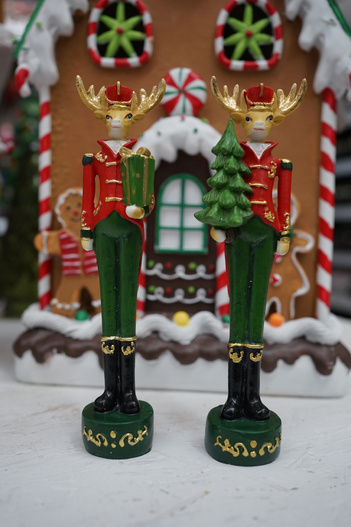 Renifer dekoracyjny ON w zielono-czerwonym mundurze 20,5 cm – 2 wzory