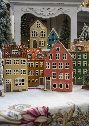 Domek Holenderski T-light różowy, brązowy dach 4piętra