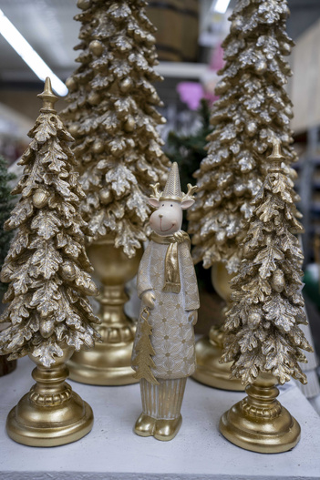 Renifer w długim płaszczu z choinką złoty 23cm