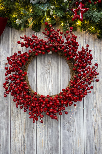 Wianek witki czerwone kulki kaszka gałązki opalizujące 47 cm