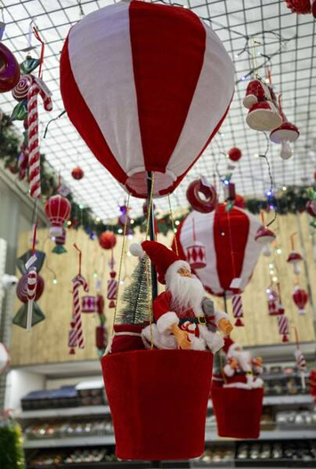 Świąteczna figurka polarowy Mikołaj w balonie 96 cm