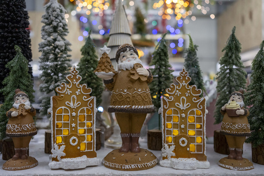 Domek z piernika  LED jasny brąz biały dach i podstawka 20 cm