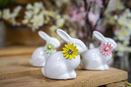 Figurka Króliczek ceramiczny biały z kwiatkiem żółty/zielony/różowy 7x4x7,5 cm