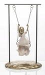 Figurka Kobieta w białej sukience na huśtawce 25,5x15cm