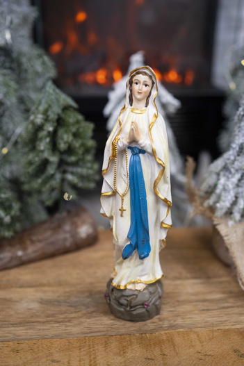 Maryja beżowo-złota na brązowej podstawce z różańcem 19 cm