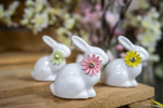Figurka Króliczek ceramiczny biały z kwiatkiem żółty/zielony/różowy 7x4x7,5 cm