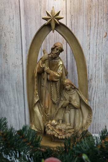 Szopka Święta Rodzina brązowa imitacja drewna 35 cm