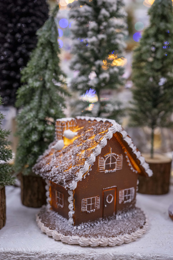 Domek z piernika LED brązowy białe ptaszki 11,5cm