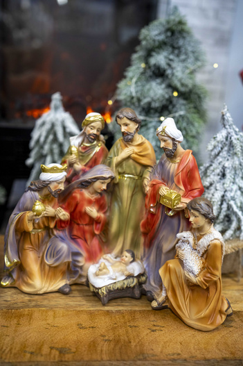 Szopka święta rodzina i trzej królowie 19x24x11cm