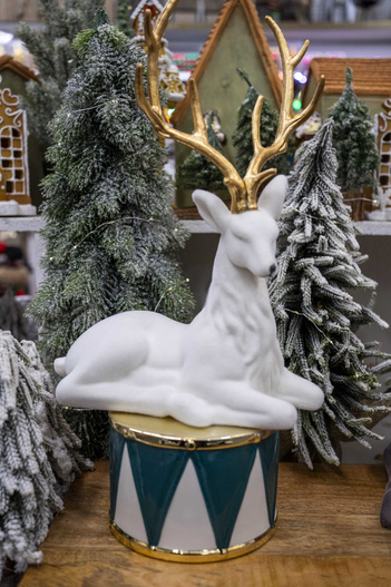 Jeleń aksamitny biały leżący ze złotym porożem 37x25,5 cm