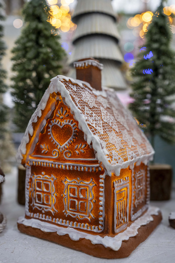 Domek ceramiczny z piernika LED brązowy 17cm dach firanka