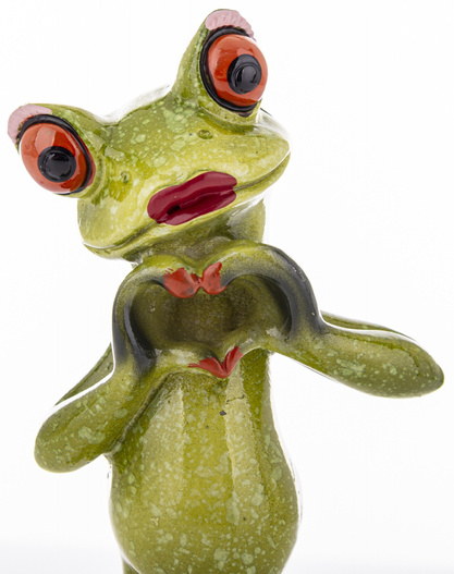 Figurka Żaba zielona ONA stojąca pokazująca serce 16,5cm