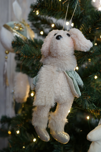 Zawieszka Pies pluszowy krem, zielone ubranko 12cm