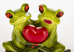 Figurka Żaby siedzące z czerwonym sercem 8,5x12cm