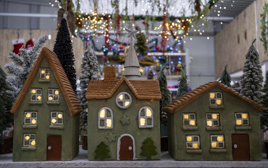 Domek ceramiczny zielony 3-piętra brąz dach i drzwi