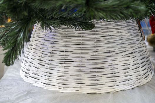 Osłonka/Kosz wiklinowy do choinki biały 57cm