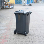 Kosz na śmieci ogrodowy z klapą 240L czarny