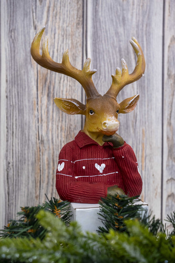 Popiersie renifera w czerwonym swetrze 18x8x24cm