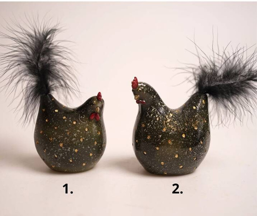 Figurka Kura ciemno zielona w kropki ogon pióra  7cm mix