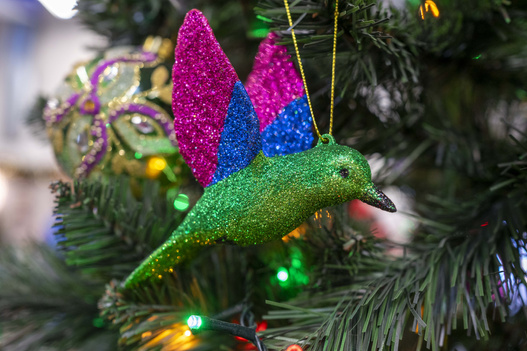 Zawieszka Ptaszek zielony różowo-niebieskie skrzydła 11,5cm