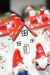 Domek ceramiczny tealight czerwony dach gwiazdki
