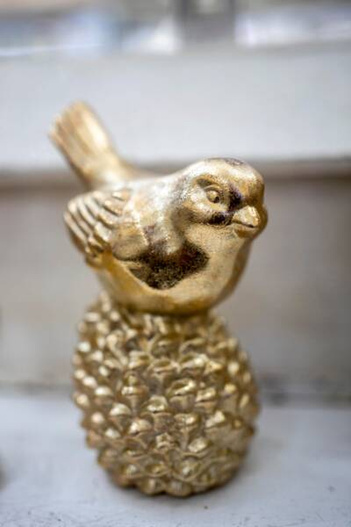 Figurka ceramiczna złoty ptak na szyszce