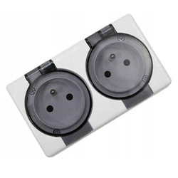 Gniazdo podwójne z uziemieniem białe klapka Karlik Senior