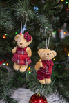 Zawieszka misie pluszowe brązowe, czerwone ubranko w kratkę 2 sztuki