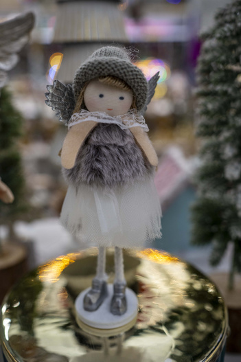 Lalka aniołek w czapeczce i futerku