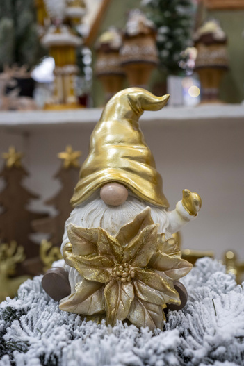 Skrzat w złotej czapce z ozdobą LED 20cm