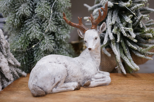 Jeleń leżący biały szczotkowany brązowe rogi