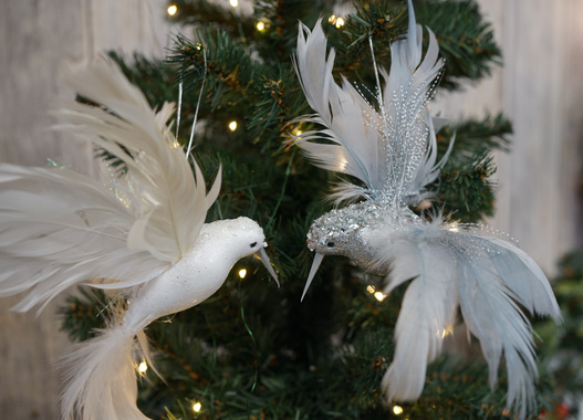Zawieszka koliber biały / blado niebieski 22cm z piórami 2kolory