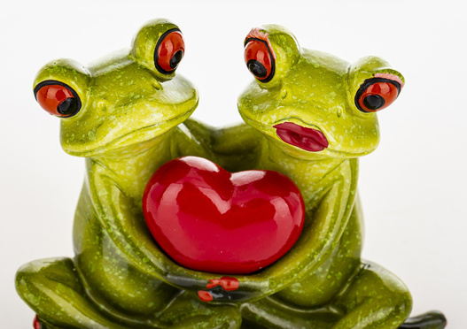 Figurka Żaby siedzące z czerwonym sercem 8,5x12cm