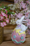 Figurka Królik biały na jajku róż pastel 16,5cm