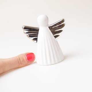 Figurka ceramiczna aniołek ze srebrnymi skrzydłami